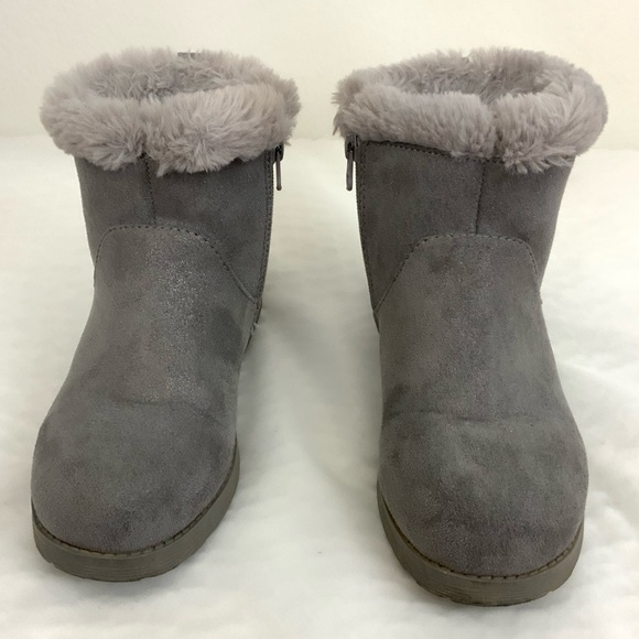 Girl’s Cat & Jack Grey Fur Boots Size 2 - Picture 2 of 5